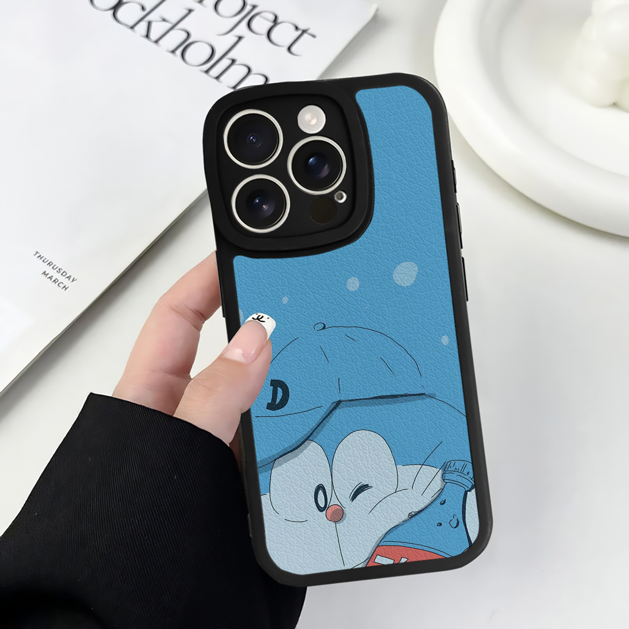 （画像用） ドラえもん Doraemon 【iPhone 16シリーズ対応】シリコンスマホケース（レザー調） 材質：シリコン